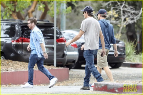 leonardo-dicaprio-hangs-out-with-buddies-05.jpg
