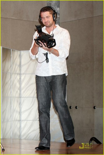 13115_gerard-butler-ps-i-love-you-tokyo-09_123_964lo.jpg