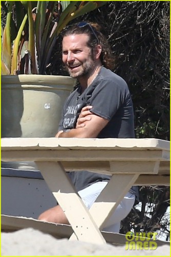 bradley-cooper-spends-the-day-at-leonardo-dicaprios-maliibu-home-01.jpg