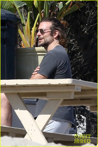 bradley-cooper-spends-the-day-at-leonardo-dicaprios-maliibu-home-03.jpg