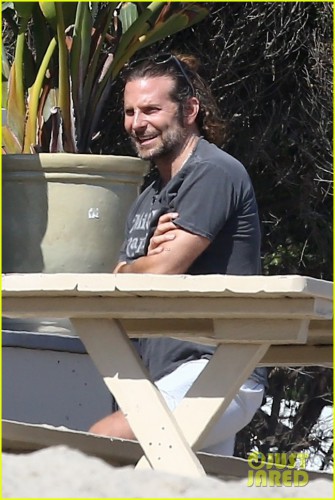 bradley-cooper-spends-the-day-at-leonardo-dicaprios-maliibu-home-05.jpg
