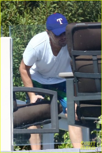 bradley-cooper-spends-the-day-at-leonardo-dicaprios-maliibu-home-07.jpg