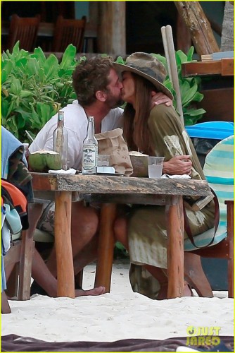 gerard-butler-girlfriend-morgan-show-some-pda-during-new-years-vacation-01.jpg