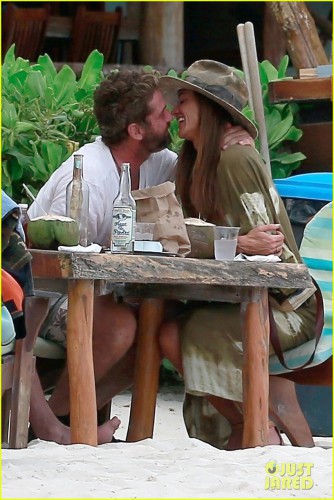 gerard-butler-girlfriend-morgan-show-some-pda-during-new-years-vacation-02.jpg