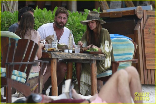 gerard-butler-girlfriend-morgan-show-some-pda-during-new-years-vacation-03.jpg