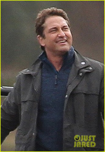 gerard-butler-jokes-around-on-set-of-angel-has-fallen-01.jpg
