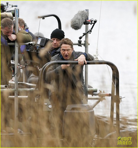 gerard-butler-jokes-around-on-set-of-angel-has-fallen-02.jpg