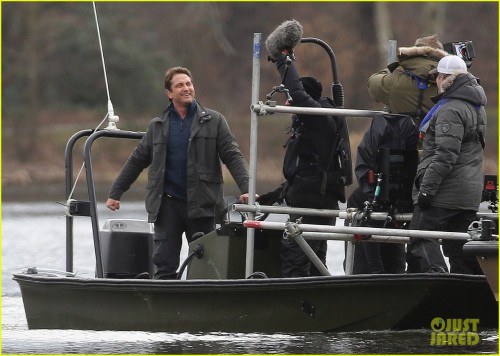 gerard-butler-jokes-around-on-set-of-angel-has-fallen-05.jpg