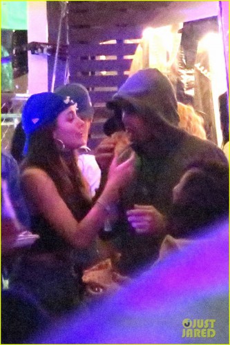 leonardo-dicaprio-camila-morrone-coachella-09.jpg