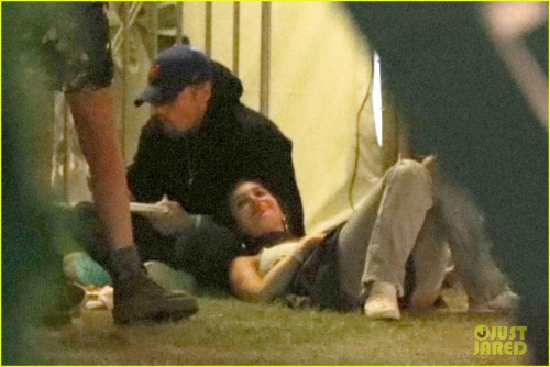 camila-morrone-rests-head-leonardo-dicaprios-lap-02.jpg