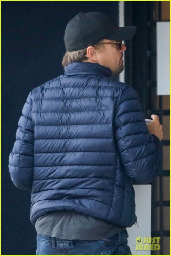 leonardo-dicaprio-and-kevin-connolly-grab-a-bite-together-03.jpg