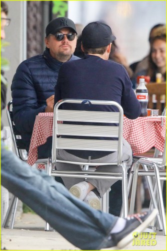 leonardo-dicaprio-and-kevin-connolly-grab-a-bite-together-05.jpg