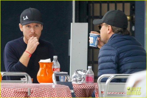 leonardo-dicaprio-and-kevin-connolly-grab-a-bite-together-06.jpg