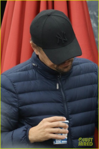 leonardo-dicaprio-and-kevin-connolly-grab-a-bite-together-14.jpg