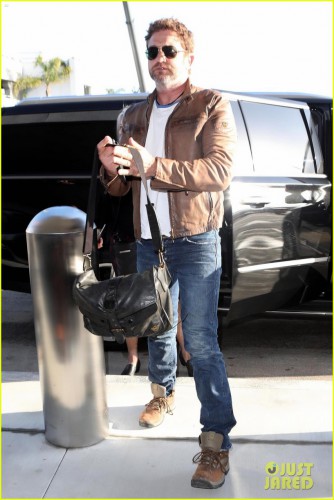 gerard-butler-lax-airport-03.jpg