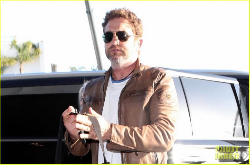 gerard-butler-lax-airport-05.jpg