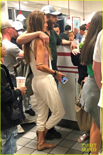 gerard-butler-morgan-brown-in-n-out-05.jpg