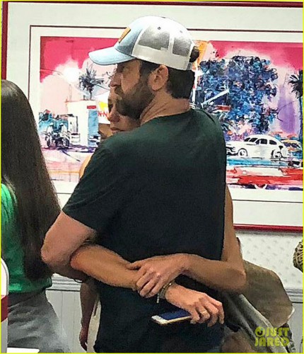 gerard-butler-morgan-brown-in-n-out-06.jpg