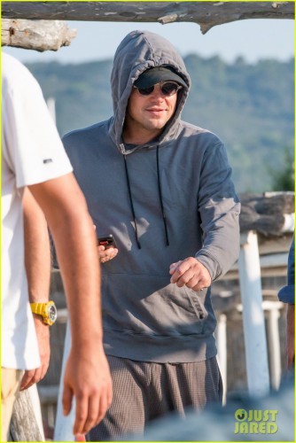сент1leonardo-dicaprio-saint-tropez-club-55-02.jpg