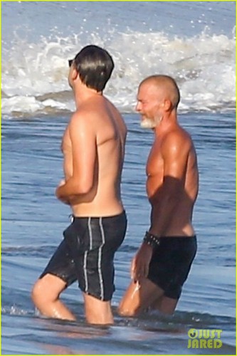 пл3 shirtless-at-the-beach-23.jpg