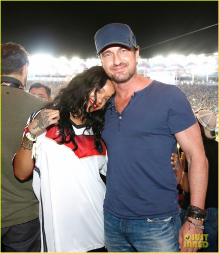 gerard-butler-flexes-his-huge-muscles-at-world-cup-final-2014-06.jpg