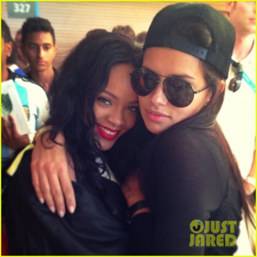 adriana-lima-rihanna-snap-a-selfie-at-world-cup-2014-04.jpg