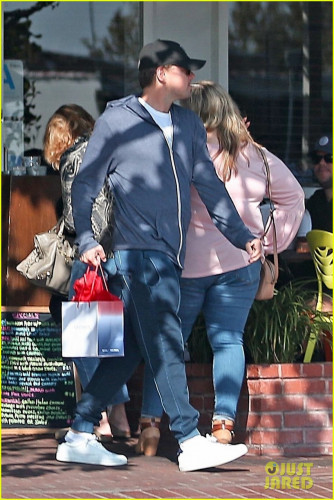leonardo-dicaprio-camila-morrone-shopping-01.jpg