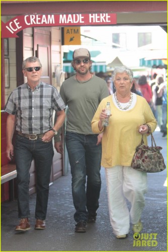 gerard-butler-farmers-market-lunch-05.jpg