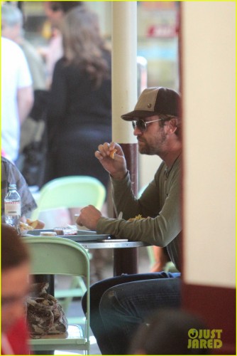 gerard-butler-farmers-market-lunch-06.jpg