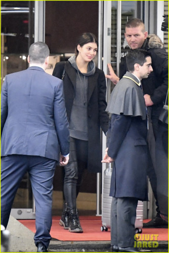 leonardo-dicaprio-camila-morrone-arrive-in-paris-08.jpg
