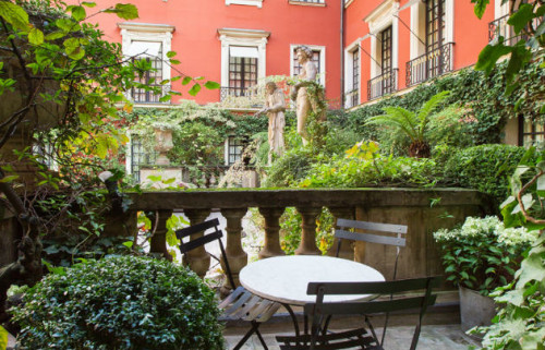 Hôtel-Costes-Vue-du-bâtiment-intérieur-depuis-un-balcon-_-630x405-_-©-Frédéric-Baron.jpg