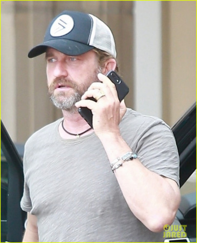 gerard-butler-keeps-it-low-key-for-lunch-in-beverly-hills-01.JPG