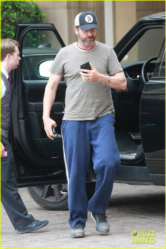 gerard-butler-keeps-it-low-key-for-lunch-in-beverly-hills-02.jpg