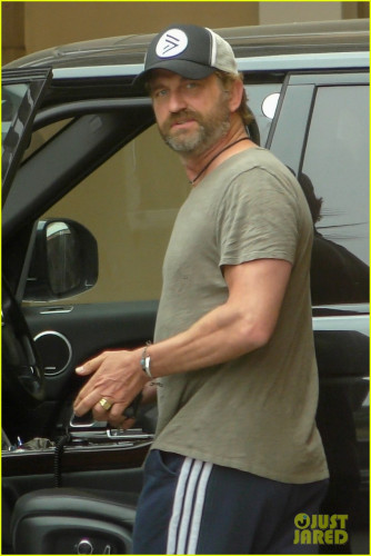 gerard-butler-keeps-it-low-key-for-lunch-in-beverly-hills-03.jpg