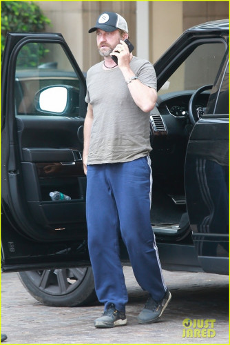 gerard-butler-keeps-it-low-key-for-lunch-in-beverly-hills-04.jpg
