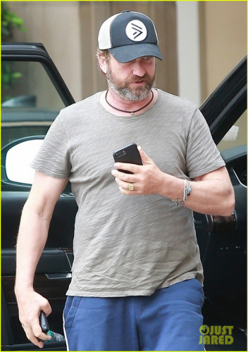 gerard-butler-keeps-it-low-key-for-lunch-in-beverly-hills-05.jpg