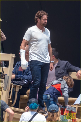 gerard-butler-wears-a-cast-while-filming-greenland-01.jpg