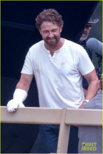 gerard-butler-wears-a-cast-while-filming-greenland-03.jpg
