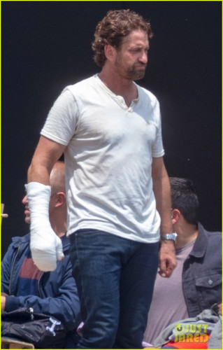 gerard-butler-wears-a-cast-while-filming-greenland-04.jpg