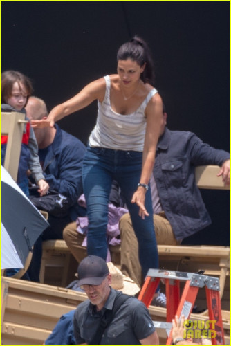 gerard-butler-wears-a-cast-while-filming-greenland-05.jpg