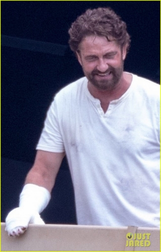 gerard-butler-wears-a-cast-while-filming-greenland-06.jpg