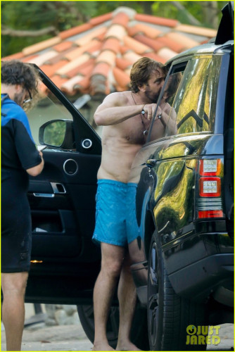 gerard-butler-shirtless-after-surf-session-28.jpg