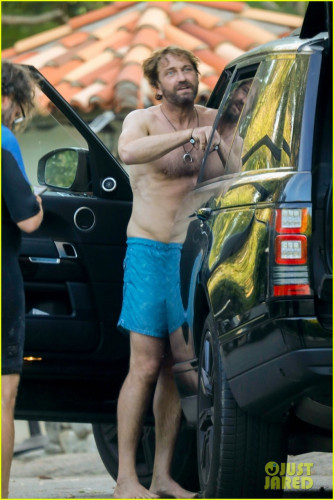 gerard-butler-shirtless-after-surf-session-29.jpg
