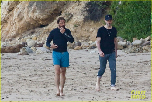 gerard-butler-shirtless-after-surf-session-32.jpg