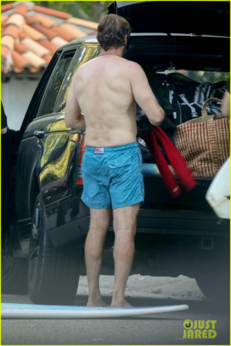 gerard-butler-shirtless-after-surf-session-34.jpg