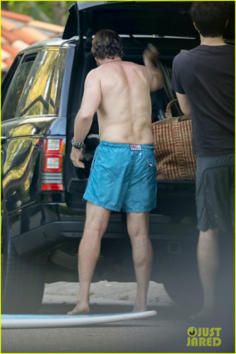 gerard-butler-shirtless-after-surf-session-35.jpg