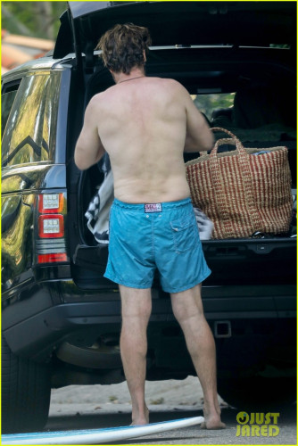 gerard-butler-shirtless-after-surf-session-36.jpg