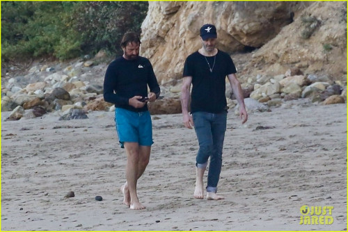 gerard-butler-shirtless-after-surf-session-46.jpg