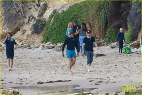 gerard-butler-shirtless-after-surf-session-50.jpg