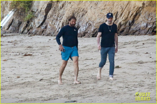 gerard-butler-shirtless-after-surf-session-53.jpg